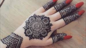 On eids, not everyone likes to go for heavy and fuller in arabic mehandi designs, you will find a combination of bold and intricate designing, which compliment the mehndi is designed in the patches but there is still a flow in the overall designing. 25 Cute And Easy Round Mehndi Designs With Pictures Styles At Life