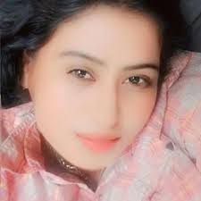 No no lo creo. No creo se te pueda ignorar. Eres una mujer Hermosa y linda.  Quizás no todos por prejuicios. pero eres hermosa Atravedida deseable.  Bendiciones y SUERTE.!!!