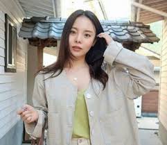 The photos come weeks after jiwoo took to her instagram stories in december where she tried on various wedding gowns before she finally chose. Mejiwoo Bio Wiki Net Worth Dating Boyfriend Husband Age