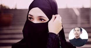 Kisah nyata ini dipaparkan oleh lucky, suami sandra, kepada saya untuk direka menjadi satu cerita. Isteri Berkecil Hati Bila Suami Asyik Pegang Phone Cium Isteri Dulu Barulah Manis Rumahtangga Tu Keluarga