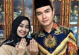 Aldi taher kembali jadi kontroversi setelah mengaku siap menikahi nissa sabyan. Aldi Taher Disebut Aneh Hingga Gangguan Jiwa Reaksi Istrinya Bikin Kaget Tabloidbintang Com
