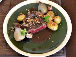 Gigot D Agneau Au Four Pommes De Terre Et Legumes Glaces Pomme De Terre Et Oignon Recettes De Cuisine Recette De Plat