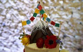 Flower wedding cakes don't just have their beautiful looks going for them. Decorating A Wedding Cake With Fresh Flowers 5 Tips You Ll Want To Know Pudding Fairy