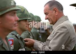 Vietnam War. A First Lieutenant of US Army Recondos gives instructions to  his squad leaders in Phan Rang, South Vietnam Stock Photo