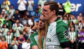 Unos metros antes de la puerta, un bulldog se la acerca pero la respuesta del perro no es tan afectuosa como la del arquero. Nacional Franco Armani Arquero De River Recordo Dura Lesion En 2012 Antena 2