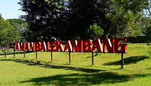 4 wedangan depan bank cimb duduk santai sembari bercengkrama dengan sahabat dan melihat lalu lintas ramainya kota solo. Destinasi Pelancong Di Solo Yang Hits Warga Negara Indonesia