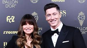 Robert lewandowski ist 29 jahre alt und damit im besten. Uberglucklich Kicker Robert Lewandowski Zeigt Seine Familie Promiflash De
