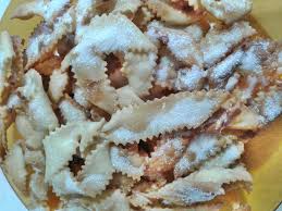 La chiacchiera al cioccolato è un dolce molto semplice da preparare, superpan le crea facendo un impasto di farina, burro, zucchero, uova, viene stesa la sfoglia e poi tagliata e fritta una volta raffreddata questa viene cosparsa con. La Ricetta Perfetta Per Fare Le Chiacchiere Di Carnevale Italiani It