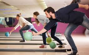 Menyundul bola dengan melompat, dengan menggunakan tumpuan awal ataupun tanpa tumpuan awalan. Tak Cuma Menyenangkan Permainan Bowling Juga Memiliki Banyak Manfaat Bagi Kesehatan