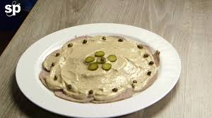 Il vitello tonnato, o vitel tonnè, è un classico della cucina italiana, piemontese per la precisione. Come Cucinare E Servire Il Vitello Tonnato Sale Pepe