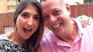 Tiene una personalidad avasallante, es simpática, inteligente, sofisticada y abrumadoramente original. Localizan Sin Vida Al Cantante Alberto Kauam Esposo De Aisha Stambouli Protagonista De Que Clase De Amor