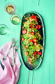 Recette De Spaghettis De Courgettes Aux Fraises Et Noix Spaghetti Recette Spaghetti De Courgette Recette