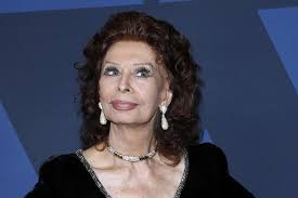 L'addio commovente di Sophia Loren "Icona assoluta". Fan distrutti