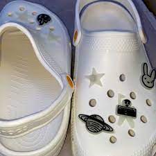 Because they're the hottest item of 2020—just ask rapper bad bunny and the hordes of people who purchased his recent collaboration with the iconic comfy shoe brand. 2 Bad Bunny Crocs Real Vs Fake