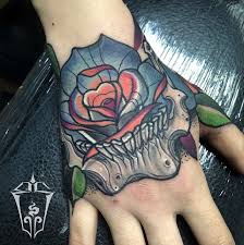 Hand Skull Rose Tattoo Neotraditional Dovme El Gul Kurukafa Renkli Oldschool Eren Sogukpinar Neo Traditional Tattoo Irezumi Tattoos