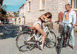 Fit Und Schlank Mädchen Traf Gut Aussehender Mann Am Sonnigen Tag Per  Fahrrad . Paar Konzept . Attraktives Mädchen Mit Nackten Gesäß Reitet .  Schöne Frau Im Freien . Auf Dem Fahrrad