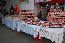 Spectacol folcloric, produse traditionale, ateliere de pictura si gratare. Ca Gasiti La Targul De Produse Traditionale Piata Taraneasca Si Mester Esti De La Muzeul Taranului Roman Comparatie Romania Vs Italia Si Galerie Foto Cu Expozantii Jurnal Bio