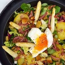 Salade Tiede Aux Pommes De Terre Asperges Lardons Et Oeuf Mollet Salade Tiede Recette Salade Oeuf Mollet