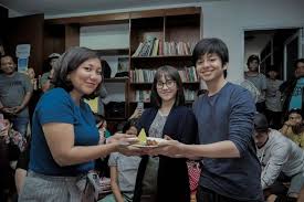 Film remaja yang diperankan oleh zara jkt48 sebagai dara, dan angga yunanda sebagai bima ini mengangkat tema tentang pernikahan dini. Film Dua Garis Biru Jadi Debut Gina S Noer Sebagai Sutradara