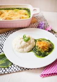 Fur 4 5 Portionen 500g Hahnchenbrust 600g Rahmspinat Tk 1 Zwiebel 50ml Wasser 150ml Sahne 100g Saure Sahne 3 Tl Curry 1 Tl Gu Rezepte Essen Einfache Gerichte