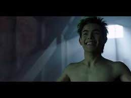 He lived with his scientist parents in africa where he came down with a rare illness called sakutia, which is lethal to every species except the west african green. Titans Beast Boy Verwandlung