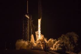 В пятницу, 23 апреля, компания илона маска spacex запустила ракету falcon 9 с пилотируемым кораблем crew dragon. Another Milestone For Spacex As Crew Dragon Docks With Iss Universe Today