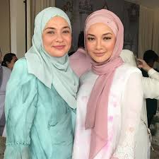 Hubungan diantara neelofa dengan hans isaac masih lagi kedengaran dan desas desus mereka kini makin rapat sedang kedengaran. Hanya Ada Satu Neelofa Jawapan Datuk Hans Isaac Untuk Bekas Kekasih Soya Lemon