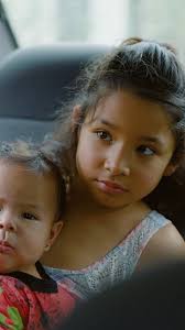 Los dejó a su suerte sin imaginar que la vecina cambiaría sus vidas para  siempre