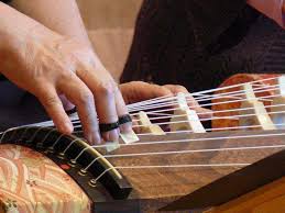 Alat musik merupakan suatu instrumen yang dibuat atau dimodifikasi untuk tujuan menghasilkan musik.pada prinsipnya, segala sesuatu yang memproduksi suara, dan dengan cara tertentu bisa diatur oleh musisi, dapat disebut sebagai alat musik. 10 Alat Musik Tradisional Jepang Yang Mesti Diketahui