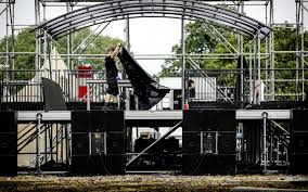 Donselaar tenten in woudenberg, verhuurder van onder meer festivaltenten, opende daarom met al het personeel op symbolische wijze het festivalseizoen. Dzaeuqsit4b2sm