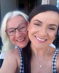 Michelle Lindquist's Instagram, Twitter & Facebook