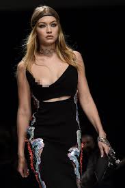 Vacanze in famiglia per la bella showgirl che, fotografata dagli obiettivi di nuovo, dimostra non solo un fisico invidiabile ma anche una ritrovata intesa con la sua dolce metà che ha risposato dopo il divorzio. Gigi Hadid Perde Il Vestito E Scopre Il Decollete Alla Sfilata Di Versace