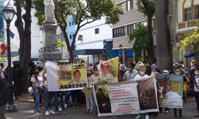 La tarde de miércoles 13 de enero, un juez de garantías penales emitió orden de detención en contra de los padres y hermanos de luis hermida núñez, principal sospechoso del asesinato de la joven guayaquileña, lisbeth baquerizo muñoz. Caso Lisbeth Baquerizo Policia Y Fiscalia No Entraron A La Casa De Los Progenitores De Luis Hermida