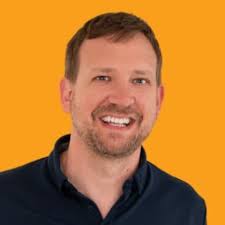 Tiene 45 años, es millonario y comparte sus consejos para hacer rendir el  dinero