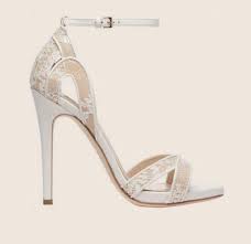 Nessuno vuol vedere una sposa che cammina male, con evidenti segni di se ami i tacchi alti, non aver paura di indossarli anche il giorno del matrimonio. Elie Saab Pizzo E Tacchi Alti Per Un Paio Di Sandali Da Sposa Romantici Ed Eleganti Abiti Da Sposa Scarpe Da Sposa Scarpe Da Matrimonio Scarpe Di Moda