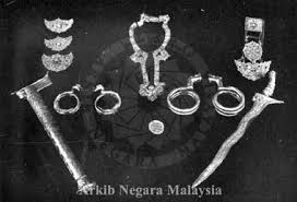 Darjah azlanii tidak dikurniakan kepada kerabat diraja negeri lain, hanya dikurniakan kepada kerabat negeri perak sahaja. Pertemuan Sultan Ismail J W W Birch Mengenai Alat Kebesaran Kerajaan Perak Pekhabar