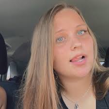 Laura Sandifer's Instagram, Twitter & Facebook