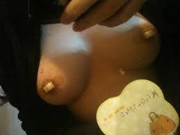 乳首に絆創膏貼り付けてニップレスｗｗｗ素人☆女神のおっぱい自画撮りｗｗｗエロ画像 | 素人エロ画像やったる夫