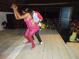 Picha za shilole akiwa chobingo na mwimbaji wa koffi. Picha Za Aunty Ezekiel Na Shilole Walivyo Pagawisha Mashabiki Makonde Beach Club Mtwara