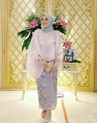 .desain baju wanita, disain baju, desain pakaian, gambar baju pesta, desain baju pria, desainer baju gaun, design baju wanita, contoh baju pesta, desain baju muslim wanita, www tiaraaksa com. 93 Gambar Model Kebaya Organza Terbaru Terlihat Cantik