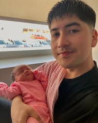 Se pasa de vergas el guionista de mi vida, pero qué buen soundtrack.