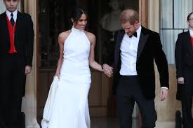 Auf einem balkon ein cutout des paares. Meghan Markle Dieses Kleid Soll Der Grosse Wendepunkt Sein Gala De