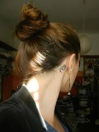Les femmes peuvent également obtenir des tatouages celtic derrière l'oreille. 55 Des Meilleures Idees Tatouage Oreille Et Sa Signification