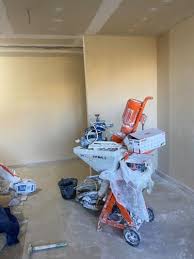 Mur lissé plâtre blanc — finition intérieure Maroc