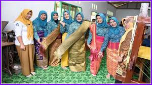 Kain songket dibuat dengan cara. Potensi Kampung Tenun Kain Songket Di Tarempa