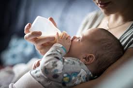 Während manche davon überzeugt sind dass bereits säuglinge kuhmilch trinken dürfen, sprechen andere von unverträglichkeiten und gesundheitsrisiken. Ab Diesem Zeitpunkt Durfen Babies Kuhmilch Trinken