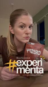 Dona True Source tem aumentado muito a linha de produtos deles. E essa  barrinha chamou a minha atenção! Barrinha de tâmara e chocolate amargo….  Será que é boa? Assiste o Carol Experimenta