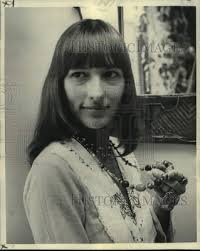 1976 Press Photo Sandi Perry models bead necklace strand at her store