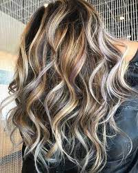 Ein Kranz Zum Der Boho Brautfrisuren Zu Verzieren Schonefrisuren Dark Chocolate Hair Hair Color Chocolate Brown Hair With Blonde Highlights