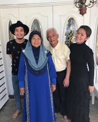 Mark adam tak pandai bawa kereta, nasib baik ada isteri boleh bantu bawa kemana saja! Mark Adam Terkenang Pertama Kali Raya Di Rumah Mertua Media Hiburan